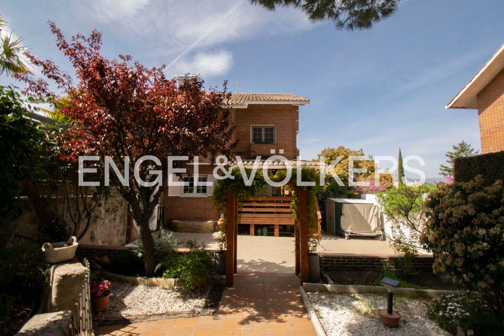 Engel&amp;Völkers Torrelodones le presenta este pareado en Parquelagos, urbanización perteneciente a la zona residencial de La Navata. La vivienda cuenta con una superficie construida de 257m² y un terreno aprox. de 477m² . Más info +34.91.859.43.85
ow.ly/B0ai50NMxvc