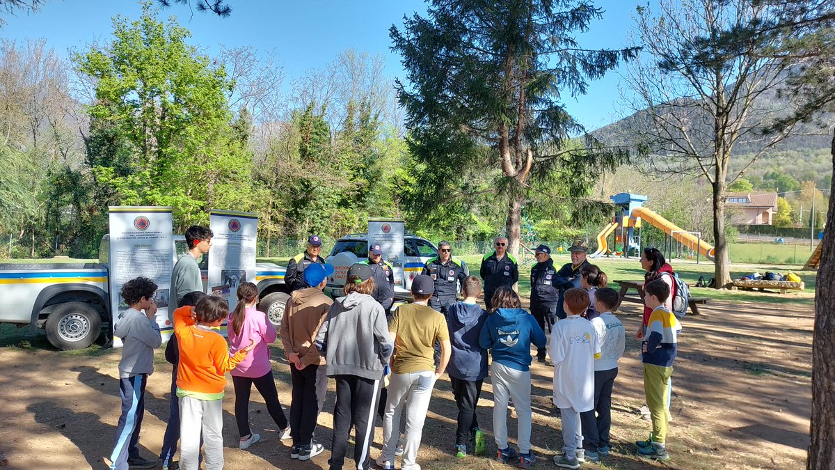 ProCivPiemonte's tweet photo. Si stanno svolgendo ad #Almese i giochi internazionali #Montessori. Ragazzi delle scuole Montessori di tutto il mondo si incontrano e condividono attività sportive, ludiche, educative. Presenti i #volontari del @CoordPcPiemonte con le radio per simulare interventi in emergenza. https://t.co/az5GfZ4bDI
