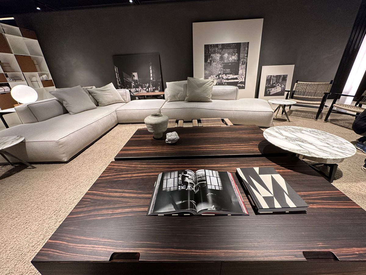 nobi's tweet image. #FLEXFORM @Flexform_ITA Fiera会場のブース巨大。誘ってくれた日本のスタッフの方々接客中だったので邪魔にならないように一周。ここからはサテリテ。
空いてる時間帯終わっちゃったので家具系の展示はサテリテ見終わってから見ます！