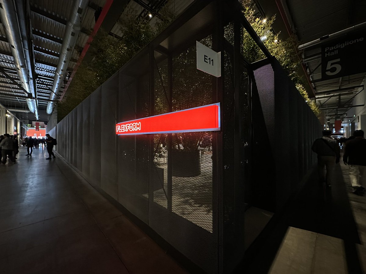 nobi's tweet image. #FLEXFORM @Flexform_ITA Fiera会場のブース巨大。誘ってくれた日本のスタッフの方々接客中だったので邪魔にならないように一周。ここからはサテリテ。
空いてる時間帯終わっちゃったので家具系の展示はサテリテ見終わってから見ます！