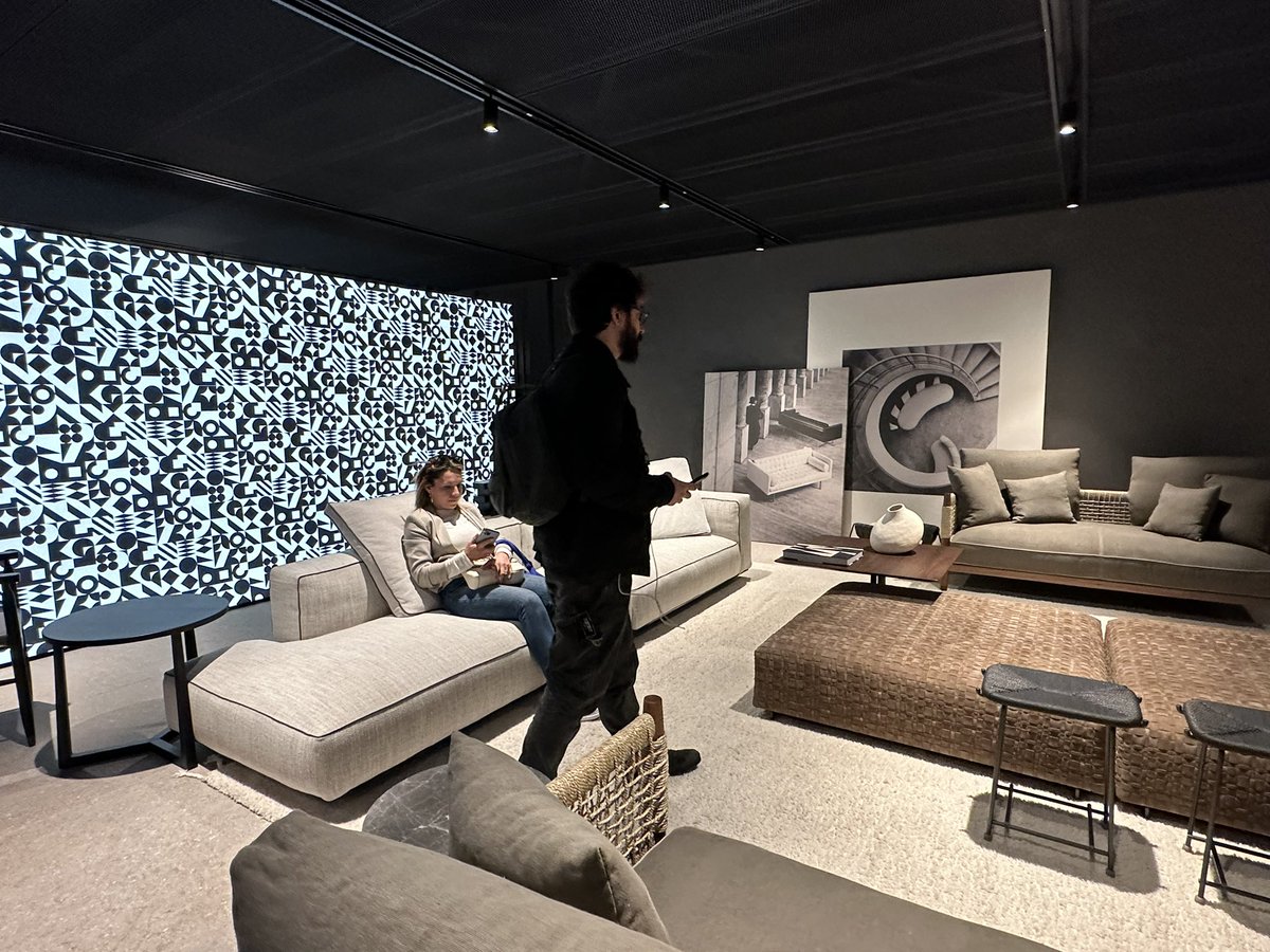 nobi's tweet image. #FLEXFORM @Flexform_ITA Fiera会場のブース巨大。誘ってくれた日本のスタッフの方々接客中だったので邪魔にならないように一周。ここからはサテリテ。
空いてる時間帯終わっちゃったので家具系の展示はサテリテ見終わってから見ます！