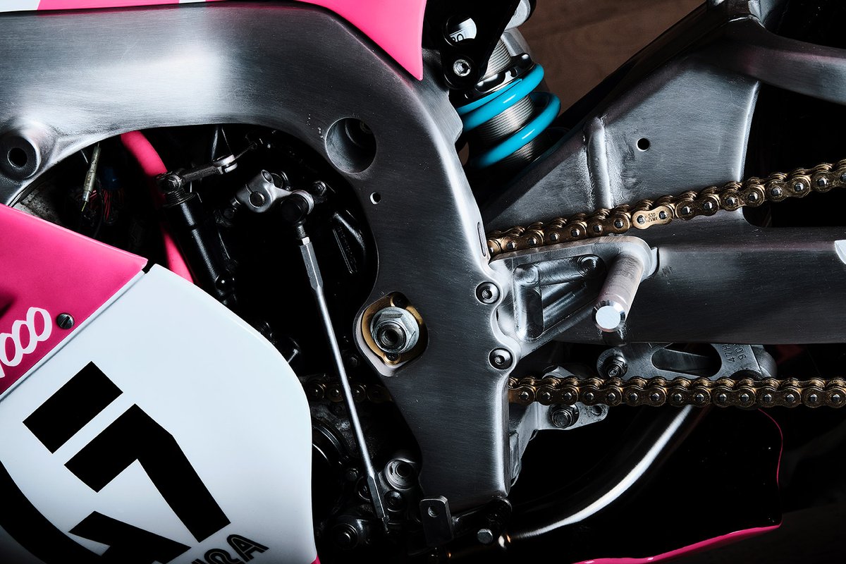 MCNnews's tweet photo. How's this for a custom superbike? 90s looks blended with 00s performance... where do we sign?

https://t.co/epgDADQ5Sd https://t.co/qir7vidqQ0