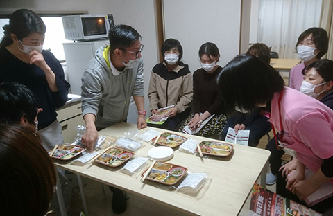houkanHandH's tweet photo. 昨日、当社の食生活サポート事業部の新商品、『京・明日路』の試食会🍱が当ステーションでありました。
メニュー開発は当社の管理栄養士が行い、食事療法でお困りの方や食事の準備が難しい方に最適な商品です。
訪問看護の利用者様がお使いになっても、これでスタッフは味の感想が言えるはずです（笑） https://t.co/SgNYO0cZrM