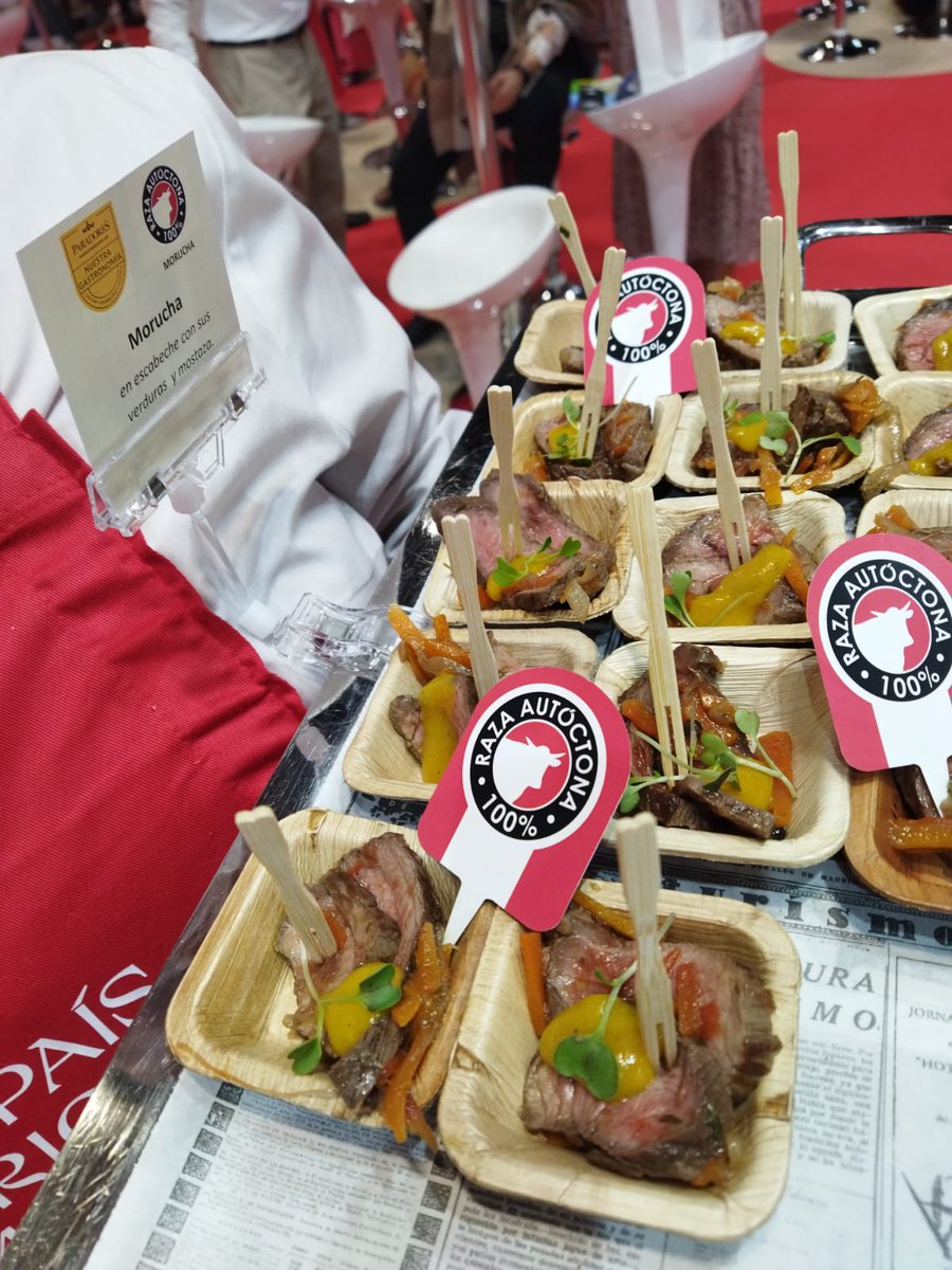 RazaMorucha's tweet photo. Participación de la Raza Morucha en la presentación de productos 100% Raza Autóctona, junto @alimentosdespana.es y @paradores .
Morucha raza autóctona 100% en escabeche con sus verduras y mostaza.
Chef Daniel González del Parador de Toledo
#morucha
#carnedecalidad
#autóctona https://t.co/p2i4Kk15St