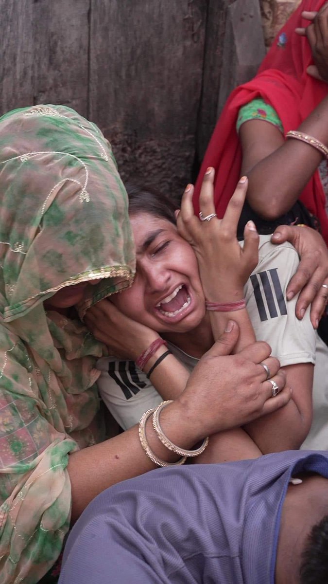 क्या #धर्म, क्या #जाति, क्या #पार्टी?
अगर इस दुःख पर भी नहीं पिघलता,तो वो #दिल नहीं पत्थर है!!

लड़ाई #इंसानियत की है