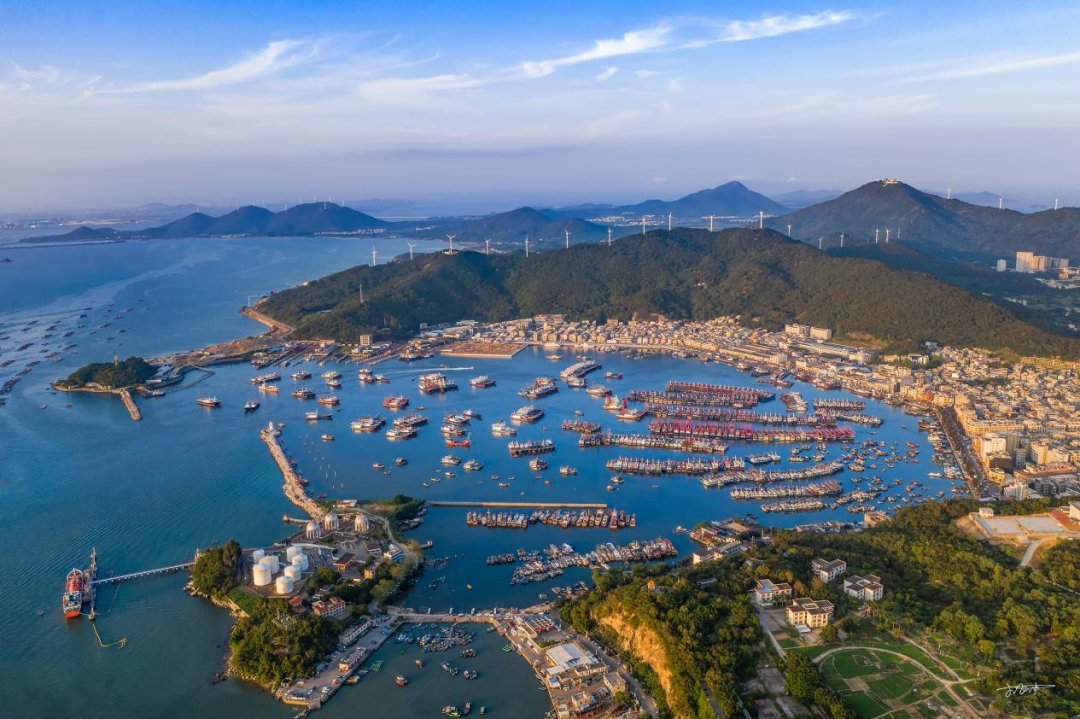 5G signal in the open sea!📶🌊

That's the life for fishermen in #Yangjiang as it unveils #China's 1st #5G marine network &amp; digital fishing boat system, which covers 61.5 sq km of coastal waters with 5G connection (downlink up to 60Mbps), helping fishing boats navigate safely.