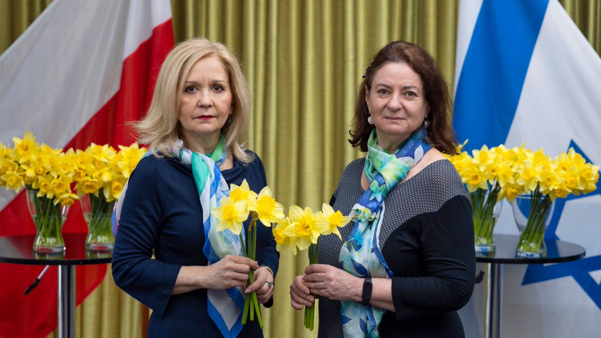 To commemorate 80 years since the Warsaw Ghetto Uprising, Ambassador of 🇵🇱Poland Anna Sochańska and Ambassador of 🇮🇱Israel Lironne Bar Sadeh join the daffodil🌼 campaign. YOU too wear a daffodil today to mark the occasion! #WarsawGhettoUprising #ŁączyNasPamięć #AkcjaŻonkile