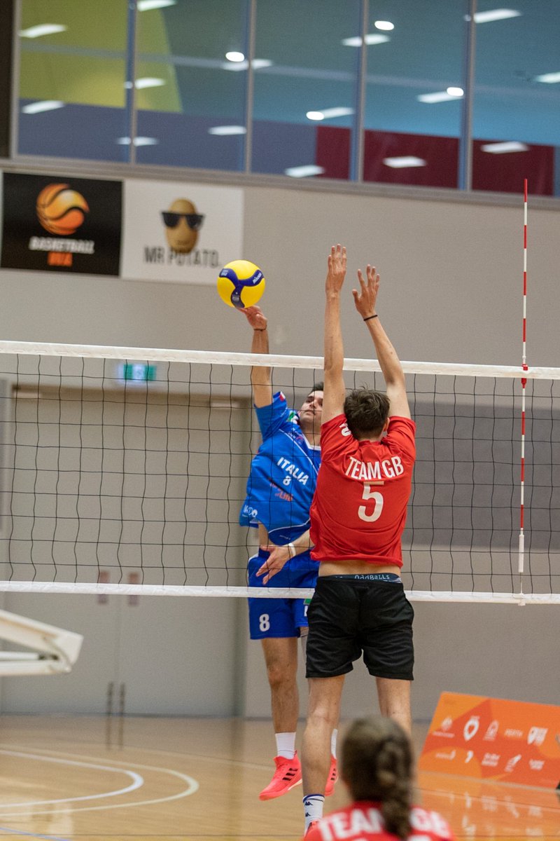 Henry helping win silver in the volleyball  for <a href="/GBTxTeam/">GB Transplant Team</a> at the <a href="/WTGF1/">WTGF</a>. Good to see he's still properly dressed with <a href="/myoddballs/">OddBalls</a> on display in Perth. #WTG2023 @TransplantSport
