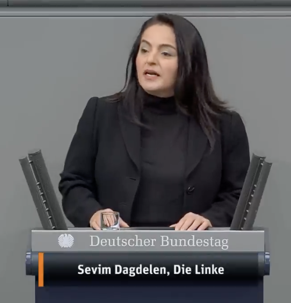 DanieleGanser's tweet photo. «Nach 78 Jahren ist es an der Zeit, dass die US-Soldaten nach Hause gehen. Alle anderen Alliierten haben Deutschland längst verlassen», sagt die Bundestagsabgeordnete Sevim Dagdelen (Die Linke) am 31. März 2023 in Berlin im Bundestag. «Die US-Militärstützpunkte verhalten sich wie extraterritoriale Gebiete, auf denen das Grundgesetz ausgehebelt ist. Von deutschem Boden aus werden völkerrechtswidrige US-Kriege, Drohnenmorde und Folterflüge mit durchgeführt ... Jetzt lässt sich die Bundesregierung von den USA mit der Lieferung der Leopard-Panzer mitten ins Feuer schicken. Jetzt weigert sich die Bundesregierung, eine internationale Untersuchungskommission zur Aufklärung der Terroranschläge auf die Nord-Stream-Pipelines mit zu unterstützen.»

https://t.co/ZitCGnoue4