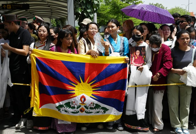 #Tibetan spiritual leader #DalaiLama arrives at Delhi airport. 

via <a href="/htTweets/">Hindustan Times</a>