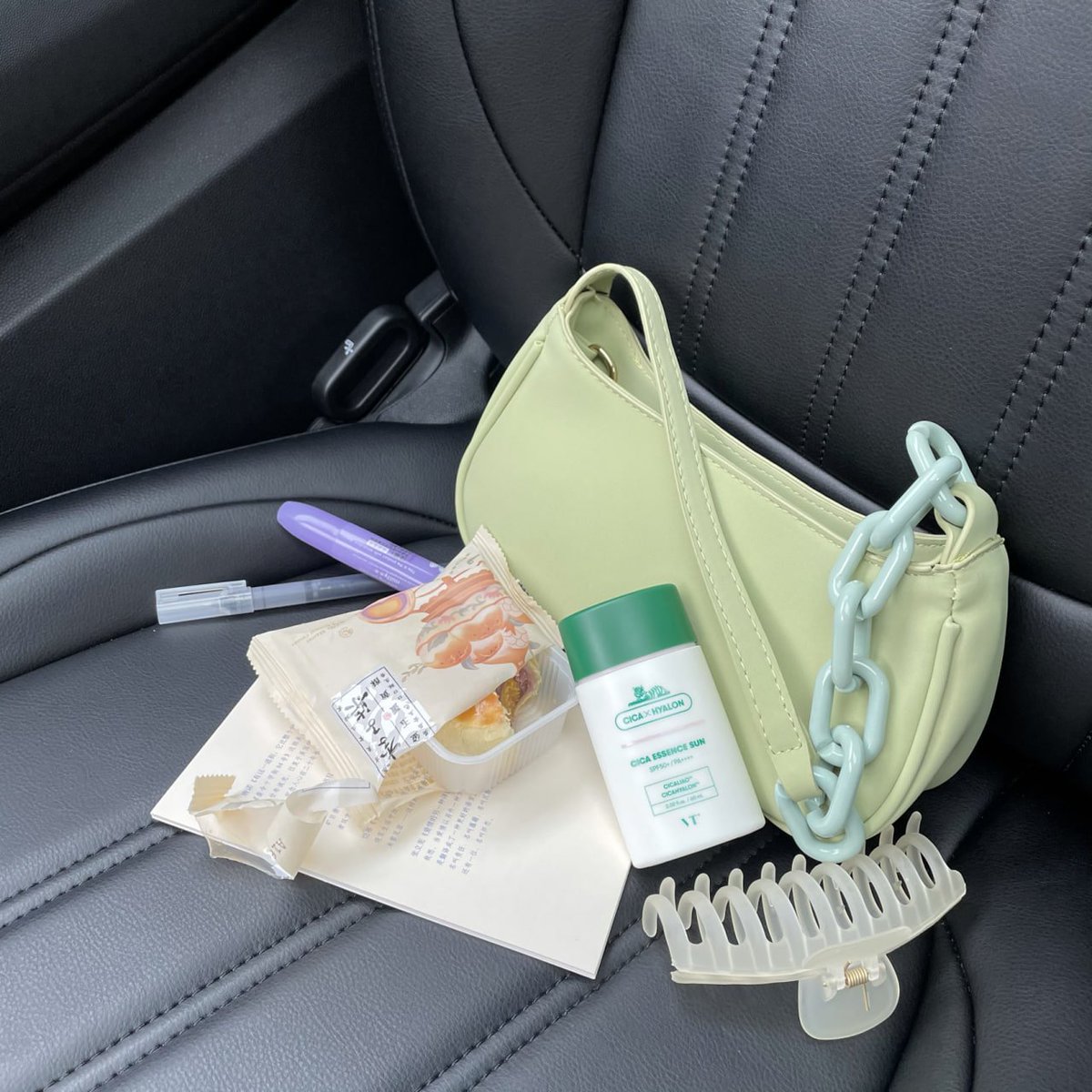Jane0508Jane's tweet photo. Having some snacks in the car https://t.co/Pr0LVZ4OmR