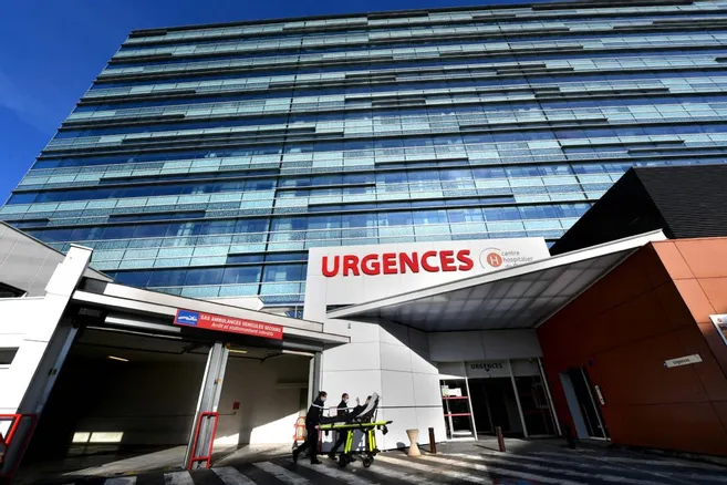lamontagne_fr's tweet photo. Un homme de 91 ans meurt après trois jours d'attente aux urgences du CHU de Grenoble 

▶️https://t.co/Lv8qI0oHLX https://t.co/vxHVhqgx5t