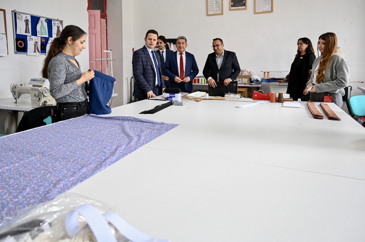 mugla_mem's tweet photo. MUĞLA OLGUNLAŞMA ENSTİTÜSÜNDEN DEPREMZEDE ÇOCUKLARA BAYRAMLIK KIYAFET🍬

Muğla Olgunlaşma Enstitüsü usta öğreticileri, deprem bölgesindeki çocukların bayram sevincine ortak olmak, yüzlerini güldürebilmek için birbirinden güzel kıyafetler ve oyuncaklar diktiler.
@tcmeb @emrecay55 https://t.co/meabXhVZac
