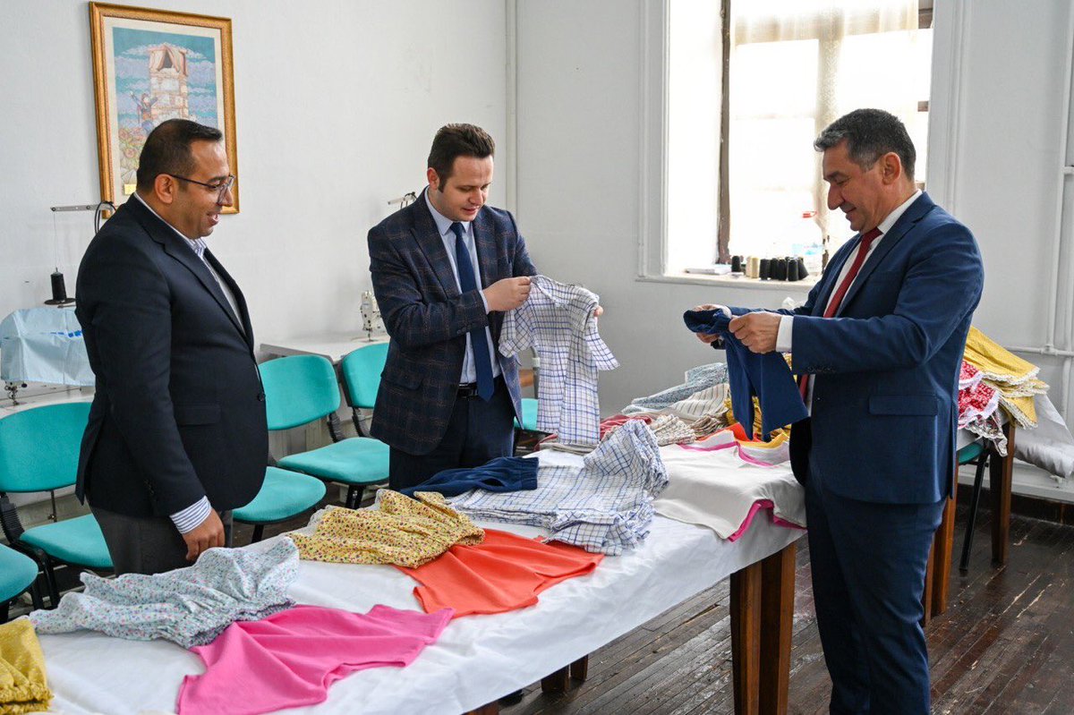 mugla_mem's tweet photo. MUĞLA OLGUNLAŞMA ENSTİTÜSÜNDEN DEPREMZEDE ÇOCUKLARA BAYRAMLIK KIYAFET🍬

Muğla Olgunlaşma Enstitüsü usta öğreticileri, deprem bölgesindeki çocukların bayram sevincine ortak olmak, yüzlerini güldürebilmek için birbirinden güzel kıyafetler ve oyuncaklar diktiler.
@tcmeb @emrecay55 https://t.co/meabXhVZac