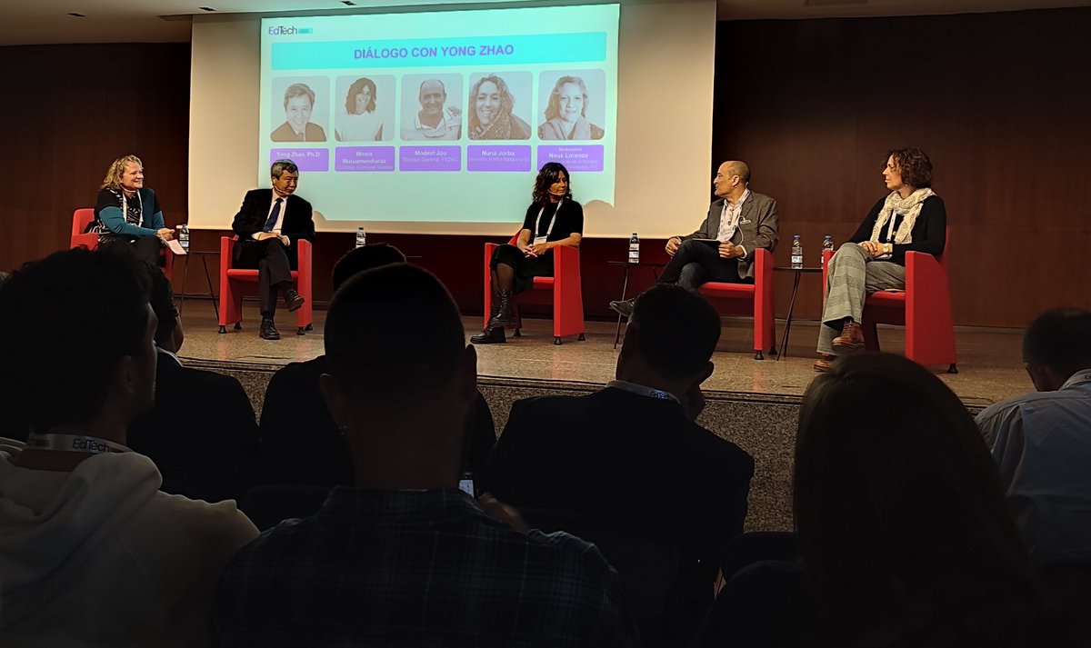 Som a #EdTechCongressBcn23! <a href="/ModestJou/">Modest Jou Gonzàlez 👌</a> participa en un diàleg amb el prof. <a href="/YongZhaoEd/">Yong Zhao, Ph.D</a> sobre els reptes actuals de l'escola: personalització de l'aprenentatge, el valor de la diversitat i la creativitat, el paper de la intel·ligència artificial, etc.
<a href="/EdutechCluster/">Edutech</a> #avuixdemà