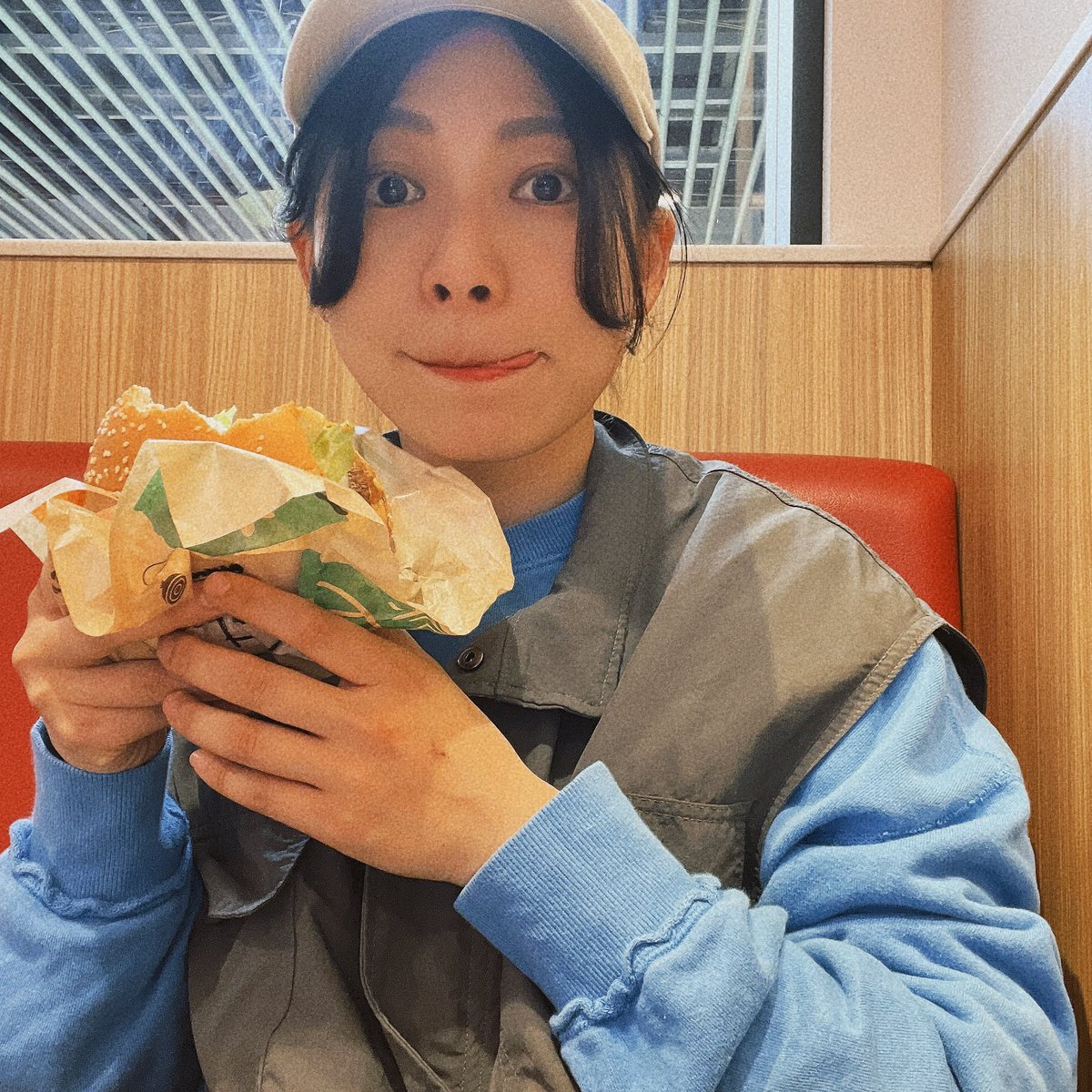 yuu_hanaya's tweet image. #バーガーキング のビッグベットを食す🍔
バーガー好きの私から言わせると、これをファストフード店で手軽に食べられるのは控えめに言っても最高だ！！パティの直火(炭火)感がたまらん上に分厚いし、なんか他のよりも大きい？から、ポテト入らんぐらいこれ一個でお腹いっぱいなった幸〜🥹✨ #bigbet