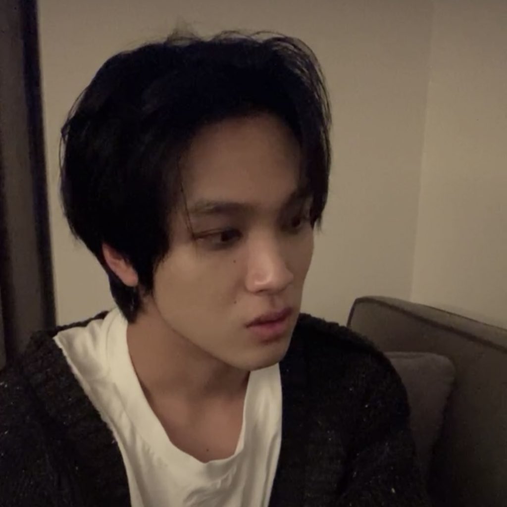 haechthinks's tweet image. im losing this idgaf war