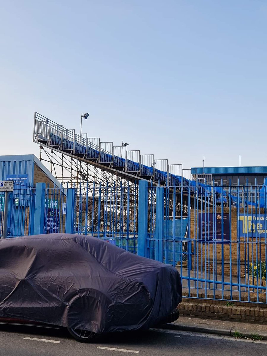 Jord_M_66's tweet photo. How's this allowed in the football league BTW 🤣 absolute shambles lol #Gillinghamfc https://t.co/rWF7l9POPi