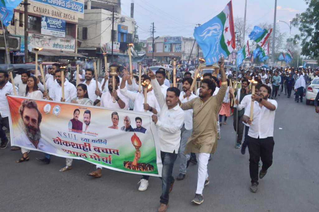 nsui's tweet photo. “Lokshahi Bachao Mashal Morcha” against the Modi govt. organised by Akola NSUI ,Maharashtra in presence of @INCMaharashtra President sh. @NANA_PATOLE Ji &amp; @NSUIMaha president @amirshaikh_INC . In this March 100’s of NSUI activists took part &amp; pledged to fight for the right. https://t.co/e8tldWSYhB
