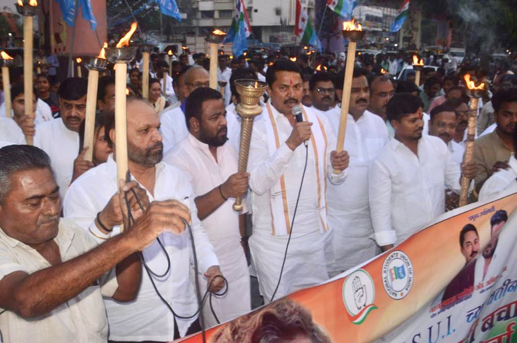 nsui's tweet photo. “Lokshahi Bachao Mashal Morcha” against the Modi govt. organised by Akola NSUI ,Maharashtra in presence of @INCMaharashtra President sh. @NANA_PATOLE Ji &amp; @NSUIMaha president @amirshaikh_INC . In this March 100’s of NSUI activists took part &amp; pledged to fight for the right. https://t.co/e8tldWSYhB