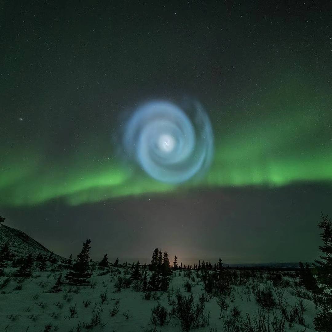 LLiSSAGS's tweet photo. Une #mystérieuse #spirale lumineuse ressemblant à une #galaxie est apparue au-dessus de l'#Alaska... https://t.co/abEliROtLn