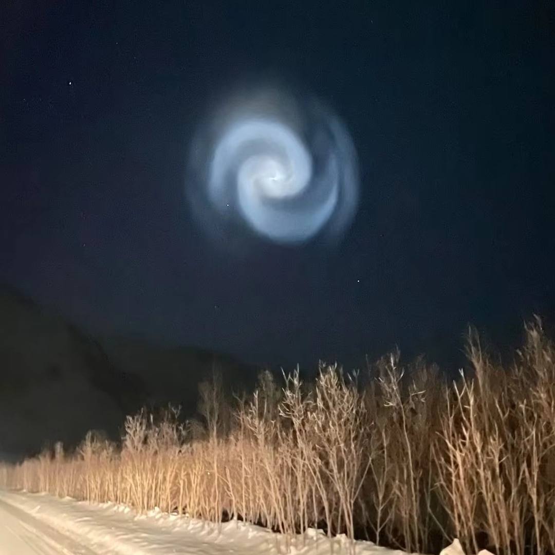 LLiSSAGS's tweet photo. Une #mystérieuse #spirale lumineuse ressemblant à une #galaxie est apparue au-dessus de l'#Alaska... https://t.co/abEliROtLn