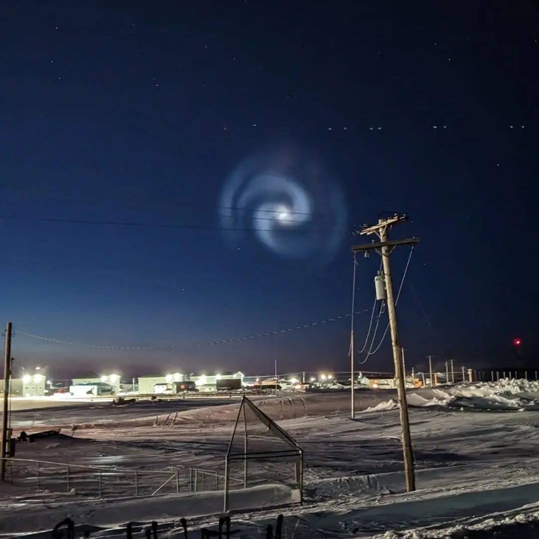 LLiSSAGS's tweet photo. Une #mystérieuse #spirale lumineuse ressemblant à une #galaxie est apparue au-dessus de l'#Alaska... https://t.co/abEliROtLn