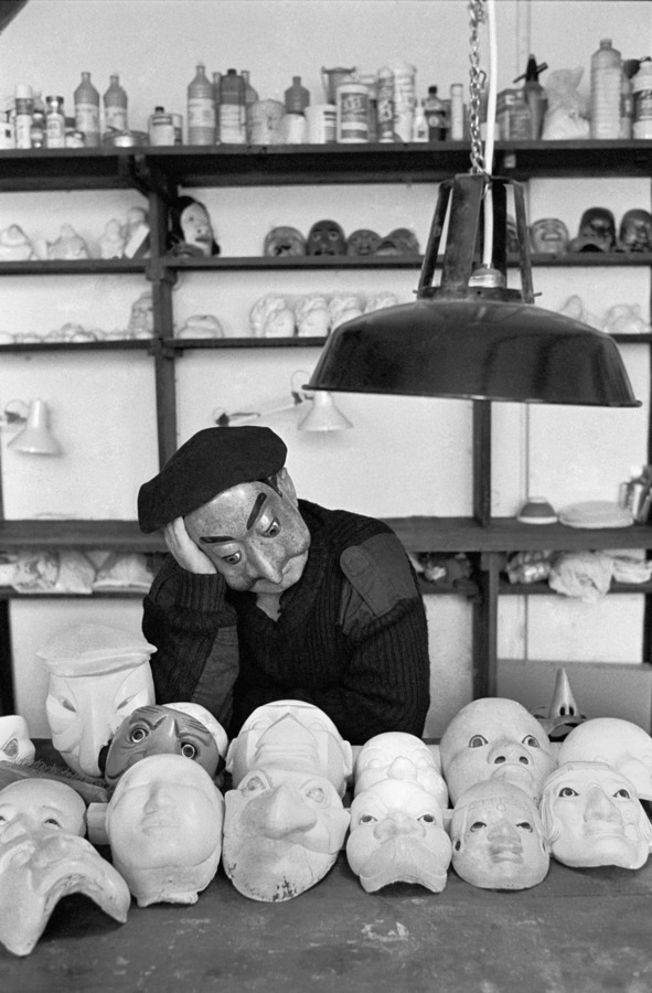 [PHOTO DU JOUR] #Photodujour
Jean-Marie Binoche, masquier. Paris (XXème arr.). Photographie de Jean-Louis Courtinat issue du livre "Paris au petit bonheur". Texte d'Alphonse Boudard. Editions du Perron (Belgique), 1992.
© Jean-Louis Courtinat / Roger-Viollet