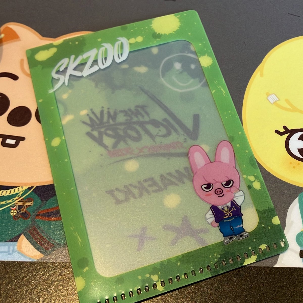 georaedayo's tweet photo. skzoo cafe 交換

今原宿skzoo cafeです。

全部Ppokariで求めます

求：ppokari
譲：写真の物

アクリルスタンドコースター　skzoo缶バッジ　飲み物特典　Wolf chan Leebit Dwaekki Bbokari スキズ https://t.co/tzndCgFsTv