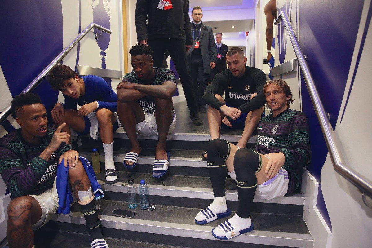 SrNaninho's tweet photo. Modrić, Vinícius, Militão, João y Kovačić en los vestuarios al finalizar el partido.

Lo bonito del fútbol 👏🤍 https://t.co/o0pAwETM0b