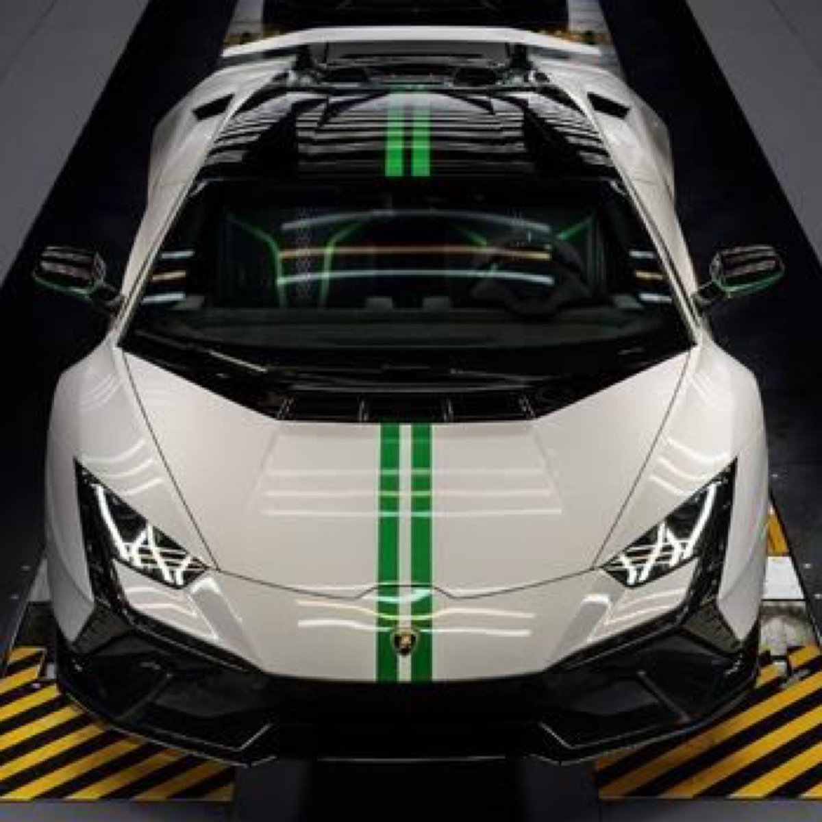 2doors__'s tweet photo. ランボルギーニ創業60��年記念車、「ウラカン・テクニカ」に設定…世界限定60台
https://t.co/ZI9NQPpYWx

ウラカン・テクニカがベースの創業60周年記念車には、2種類が用意される。どちらも、モータースポーツに着想を得て、イタリア国旗のトリコロールカラーを取り入れている！ https://t.co/MVuE41RQGE