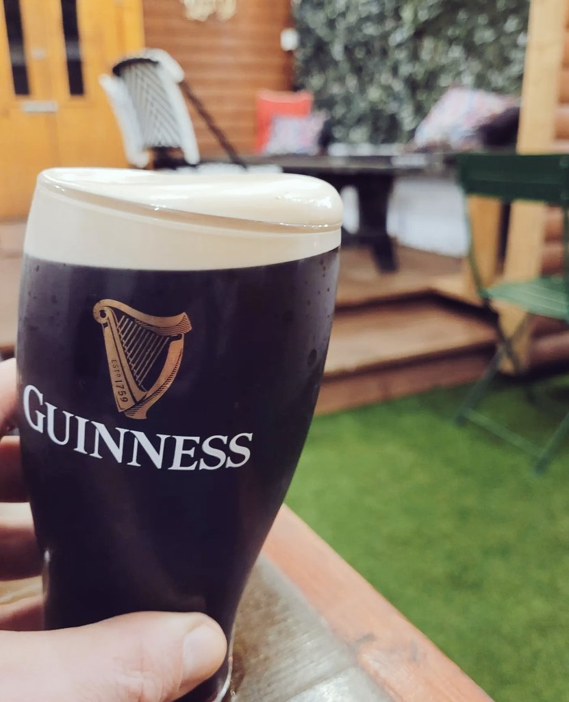 We're heading back to Co. Monaghan, Ireland 🇮🇪 , But this time to Hughie's Corcaghan. Just look at that creamy dome! A beautiful pint of Guinness 👏🏻