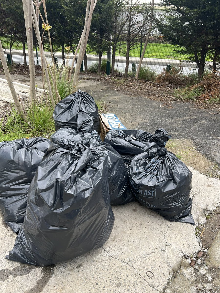 A small gesture to help make #Istanbul a little greener in advance of #EarthDay with colleagues from <a href="/CanadainISTBL/">Canada in Istanbul 🇹🇷🇨🇦</a> . We collected 6 huge bags of litter in our #Levent neighbourhood.
