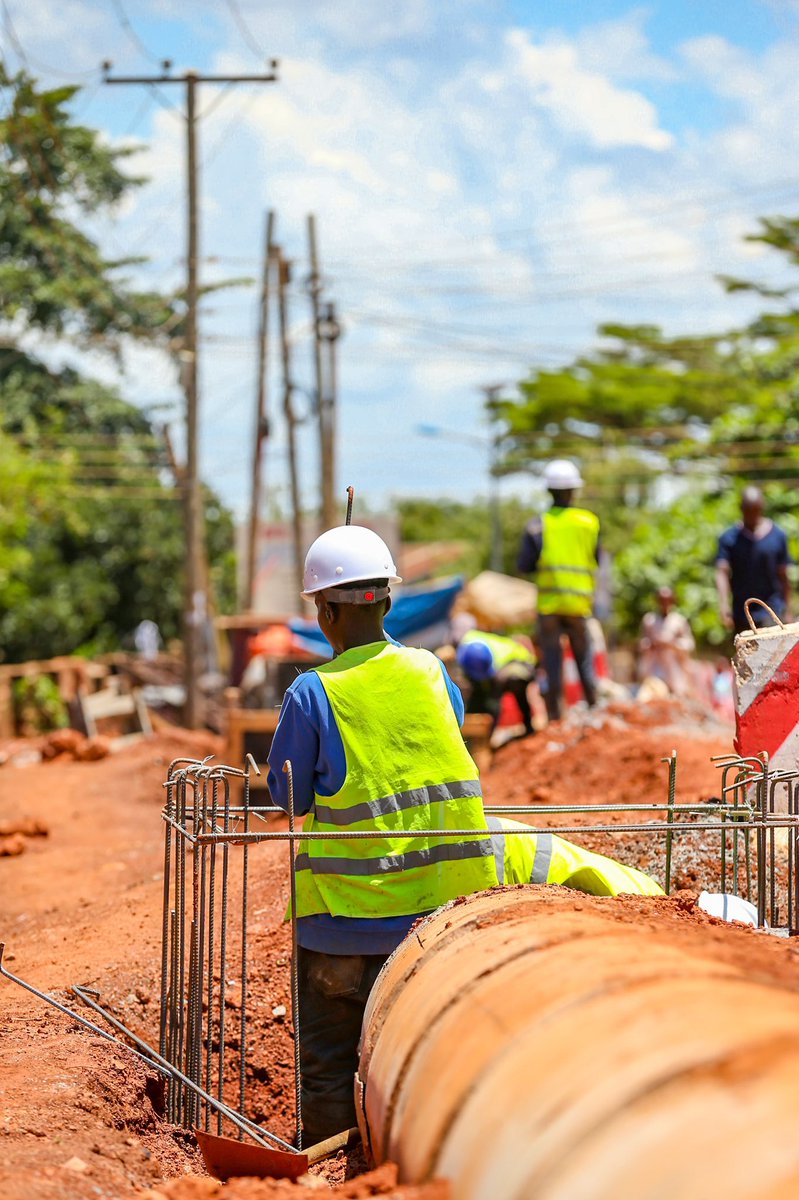 Drainage construction 🦺 🚧 and relocation of utilities on Kabega Rd in Makindye Division. The stretch is approx. 1KM, being worked on under the Kampala City Roads Rehabilitation Project (KCRRP) funded by the @AfDB_Group implemented by @KCCAUG
#KCCAatWork #ForABetterCity.