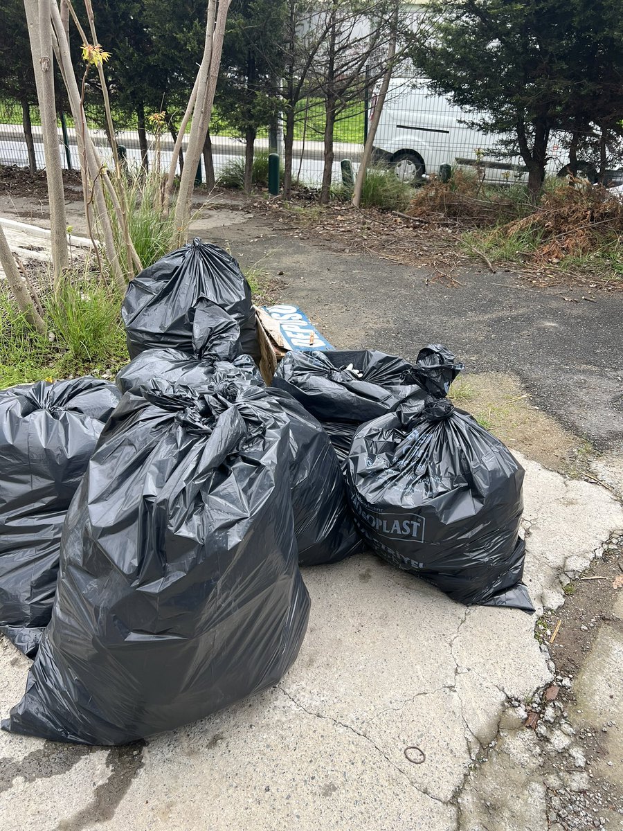 Un petit geste pour rendre #Istanbul un peu plus verte avant le #JourDeLaTerre avec des collègues de <a href="/CanadainISTBL/">Canada in Istanbul 🇹🇷🇨🇦</a> . Nous avons ramassé 6 énormes sacs de déchets dans notre quartier #Levent.