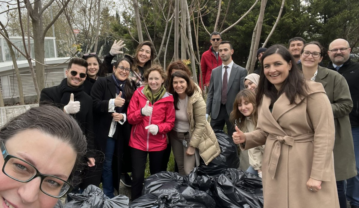 TaraScheurwater's tweet photo. Un petit geste pour rendre #Istanbul un peu plus verte avant le #JourDeLaTerre avec des collègues de @CanadainISTBL . Nous avons ramassé 6 énormes sacs de déchets dans notre quartier #Levent. https://t.co/l87KNwTlvS