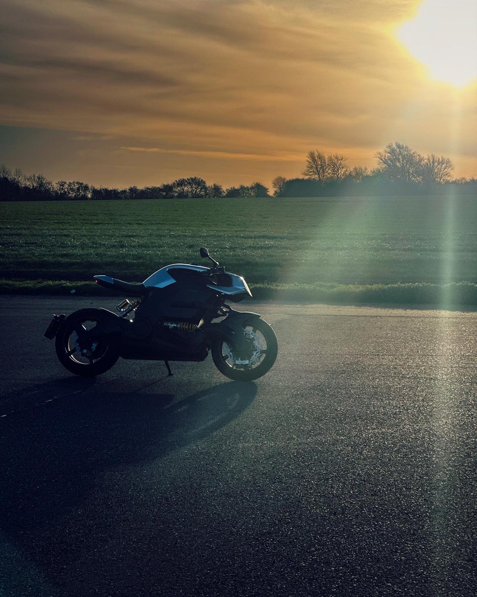 ArcVehicle's tweet photo. You can’t beat riding a bike when the sun’s shining… unless it’s on a Vector ⚡️
#sunrise #arcvehicle #arc #arcvector #electricmotorcycle #adifferentroad https://t.co/soB1ejG9PF
