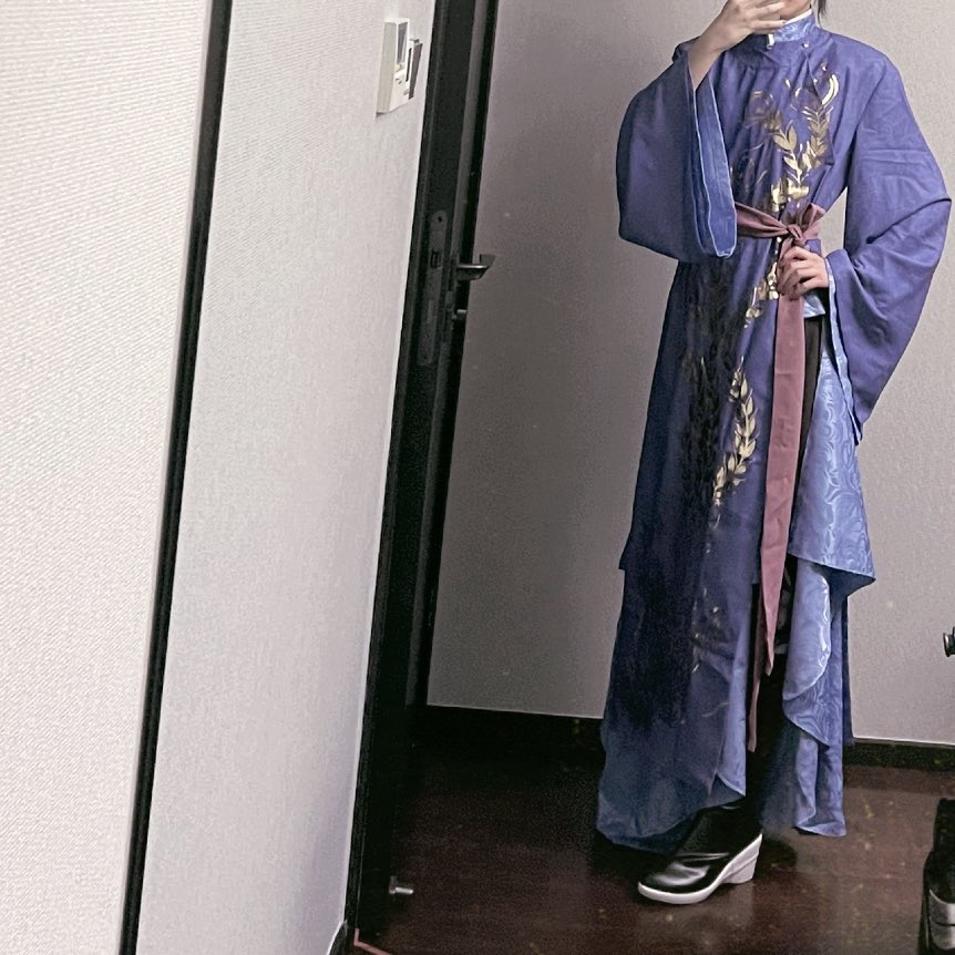 Cro1508's tweet photo. 一个人真的完全没办法穿上披风。。。。。。打算暑假先把常服拍了（！ https://t.co/qopFsqE18N