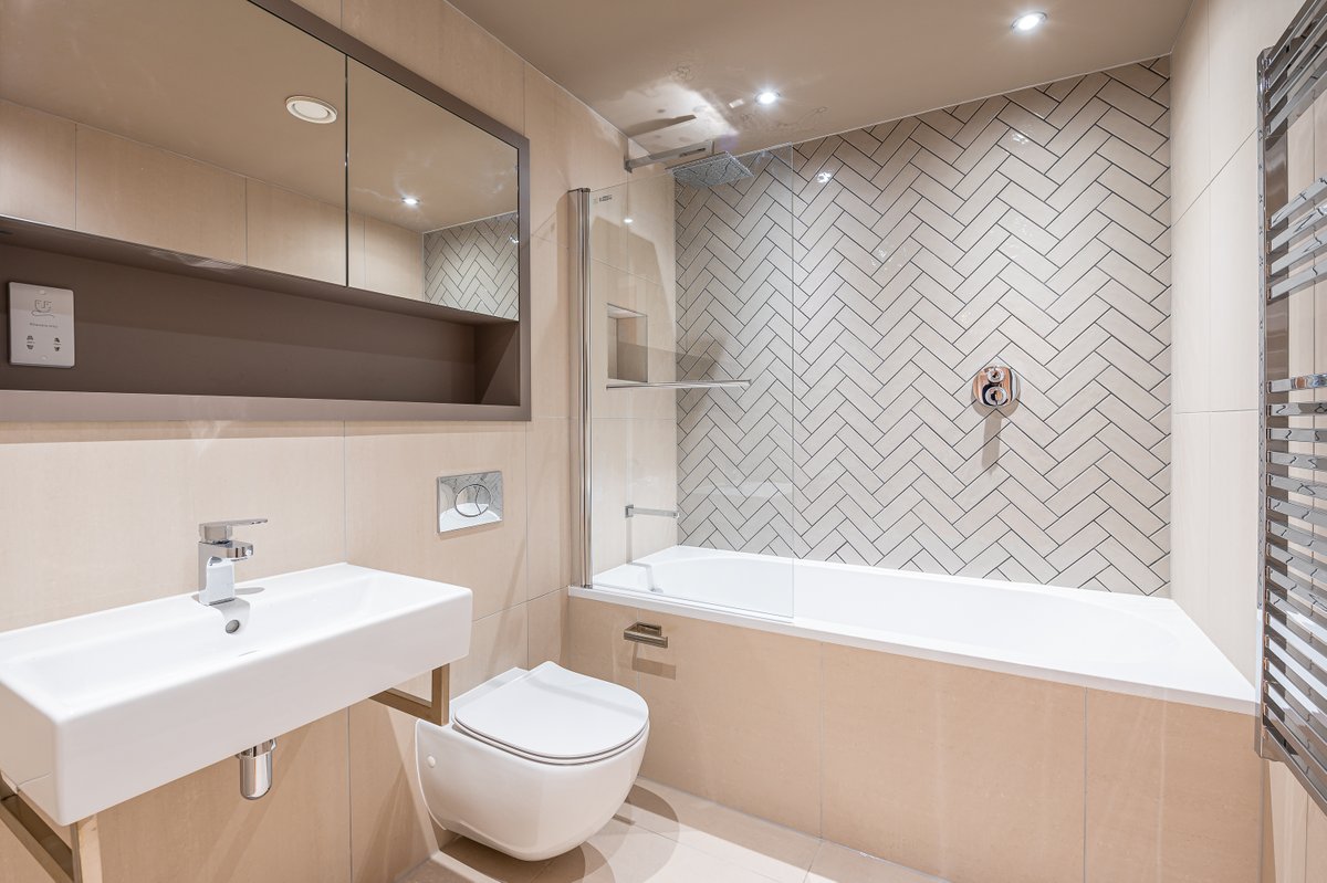 Located on the top floor, Hudson Quarters three-bedroom penthouses offer generous open plan living spaces and full height vista windows. 

Each apartment boasts stunning herringbone pattern oak flooring with underfloor heating and full height windows.

bit.ly/2OK0Sbw