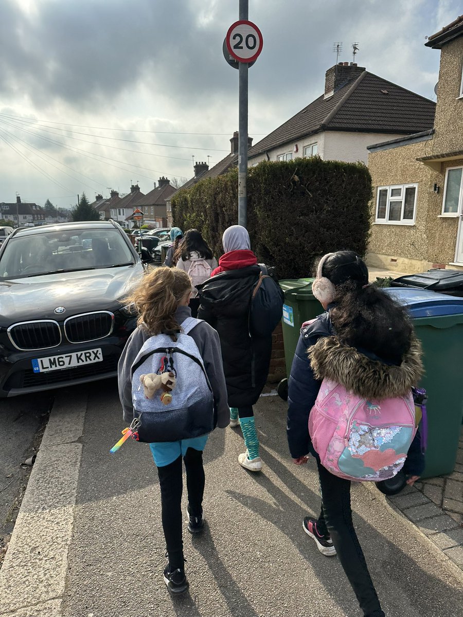 headcherrytree's tweet photo. We are off on an exciting adventure today! My @minimermaids running club are accompanying me to the ExCel Centre in London to collect my @LondonMarathon race number. First leg of the journey, done ✅ @CTS_Watford https://t.co/mn4lyaE0VZ