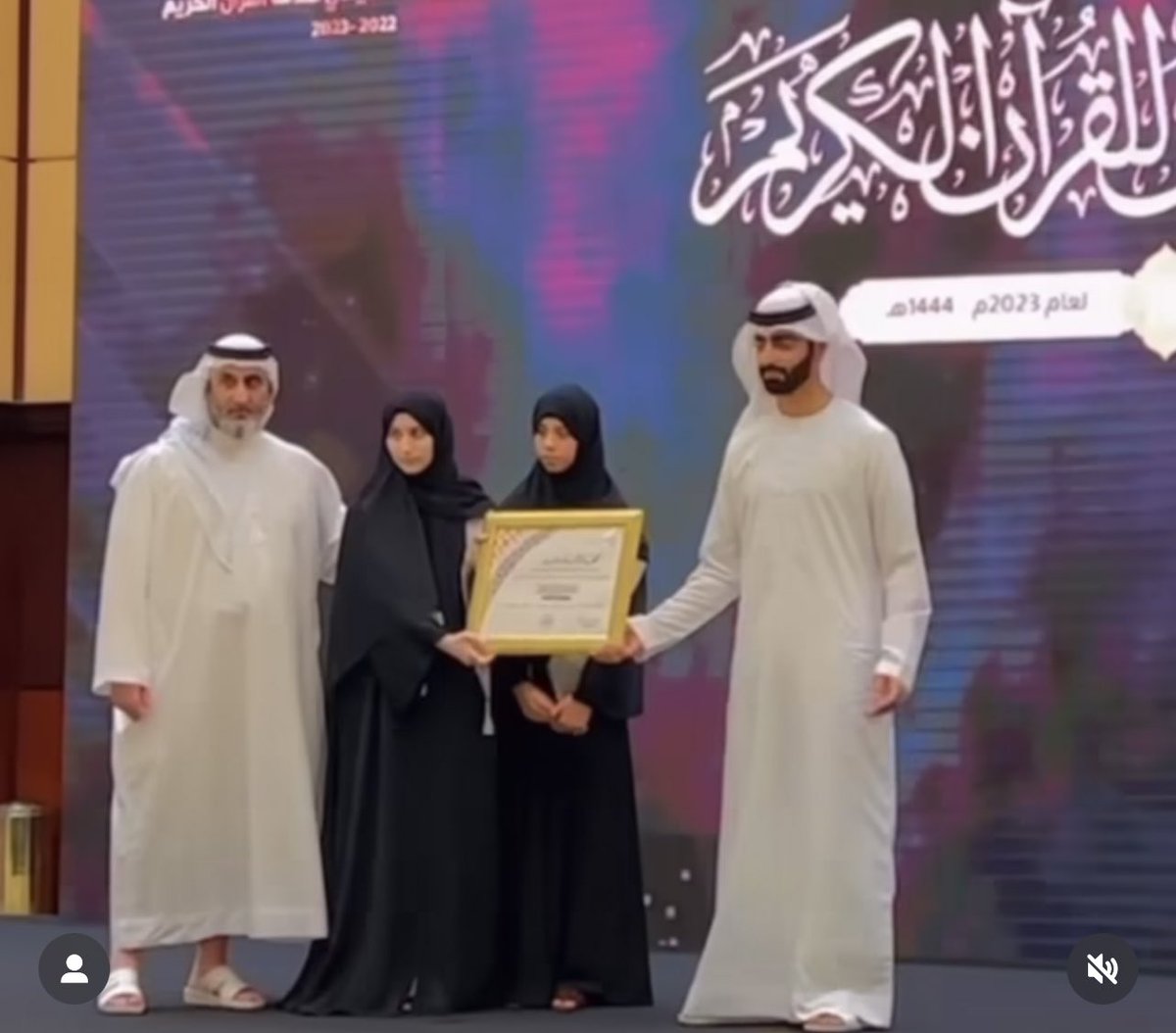 uaedivers's tweet photo. ما شاء الله بنات الشيخ سعيد بن مكتوم يحصلن على المركز الاول في مسابقة أجمل ترتيل، الله يحفظهم ويبارك فيهم 👏🏻
الشيخة علياء
الشيخة لطيفة https://t.co/uwMV9sMdlN