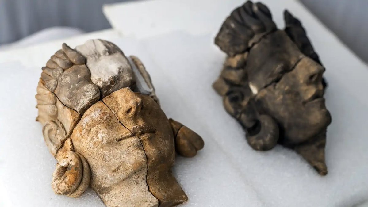 IrinaHirondelle's tweet photo. ¿Y qué me decís de esta maravilla?😍 Han encontrado, en el yacimiento de Casas del Turuñuelo, en Badajoz, unos relieves de rostro humano. Son los primerísimos “retratos” humanos que se hallan de los Tartessos, que habitaron el suroeste de la península entre el VIII y el V a.C. https://t.co/sBx9zZ4a3D