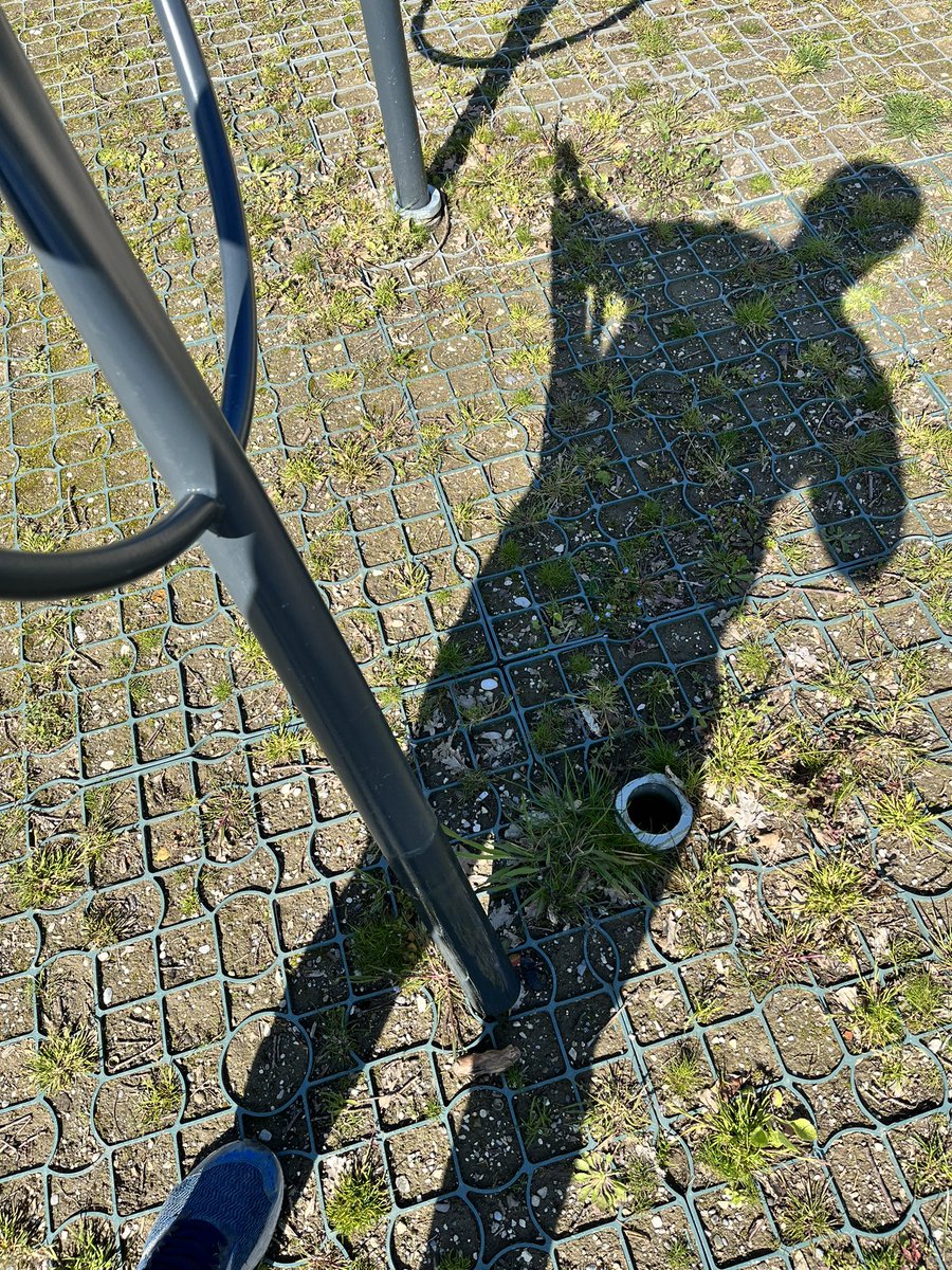 simoncharvolin's tweet photo. @VelotafAnnecy Pour info les nouvelles lyres vélo près de la plage d’Albigny ne sont pas fixées au sol et s’enlèvent très facilement ! https://t.co/7Ge7lUN3c6