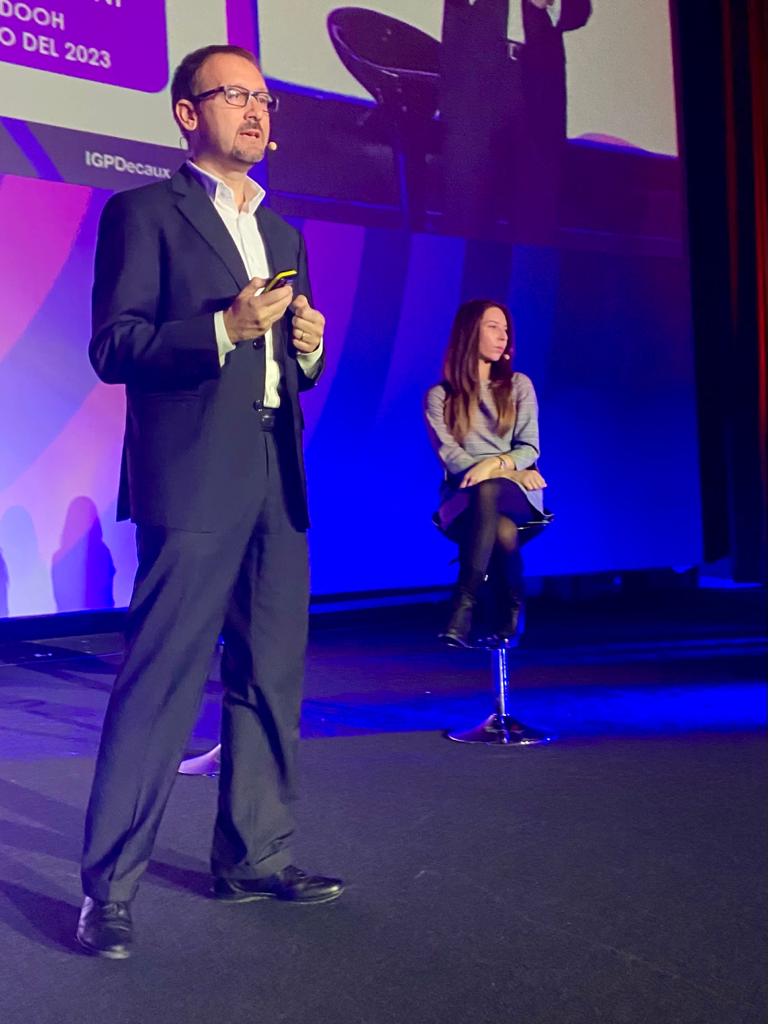 Engage_Magazine's tweet photo. Le ultime innovazioni nel mondo del Programmatic DOOH al centro dell'intervento di Chiara Cordiali di VIOOH e Michele Casali di IGPDecaux al #programmaticday https://t.co/OXDf2QqmoB