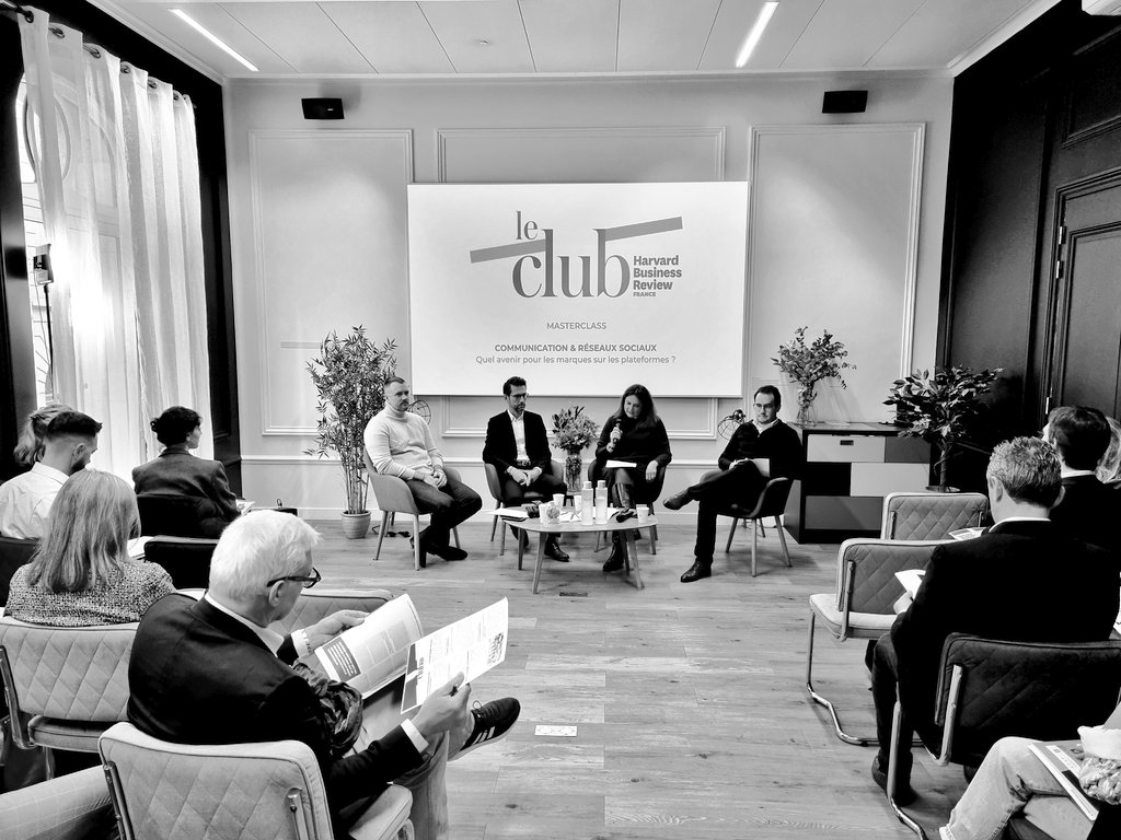 fvallois's tweet photo. Qu'est-ce que les réseaux sociaux ont changé à la #communication ? Comment aborder la question de la #modération ? Les #marques doivent-elles davantage miser sur TikTok ?

Passionnante masterclass @HBRFrance ce matin sur "communication et réseaux sociaux", avec @arnaud_cabanis @HerveKozar et @d1dubois ! 

#HarvardBusinessReview