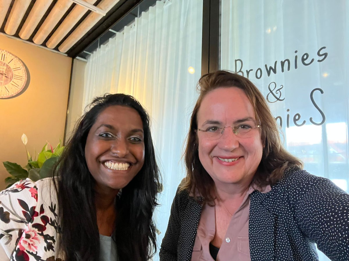 Burgemeester Van Selm wil alle raadsleden beter leren kennen. Een mooi initiatief, vindt raadslid Sanda van Dam (PvdA). Ontmoetingsplek werd Grand Café Heel Europa. ‘’Een prettige centrale locatie. Hier kan ieder mee doen, een mooi sociaal format.’’ @ellenvanselm @sandavandam