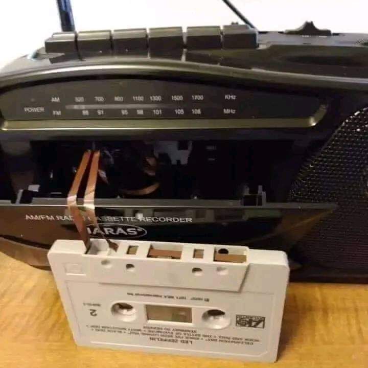 Les anciens s’en souviendront !Impossible pour cette génération nouvelle de savoir ce qu’il faut faire. Il faut d’abord retiré le fil, après avoir retirer le fil on aura besoin d’un stylo pour le remettre en place 🤣 Bonjour les anciens 😄