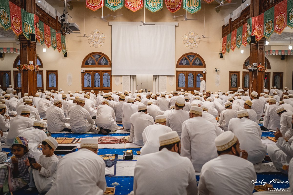 nazly's tweet photo. 🧵A couple of days ago, I had the opportunity to capture few moments at the Dawoodi Bohra Mosque during Iftar. What impressed me the most was their tradition of gathering as a family at the mosque for #Iftar every day throughout the month of Ramadan.

#colombo #srilanka #Ramadan https://t.co/JoHQsWVVMG