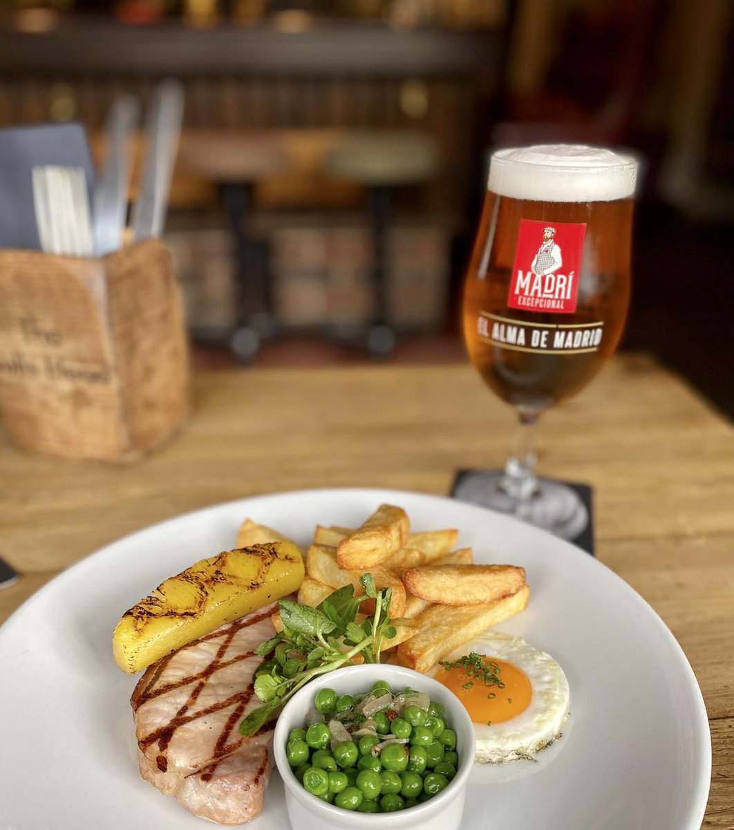 BullsHeadFoolow's tweet photo. PUB CLASSICS 🍴🍺

Smoked bacon steak, fried egg, chips &amp; grilled pineapple, 🤗 yes please!
Have you tried our new dishes yet? Head to our website to check out our latest menus...😋 #CountryPub #Menu #NewDishes #Delicious #TastyFood #PeakDistrict #FoodLover #Lunch #Dinner https://t.co/6xeJiWdWjd