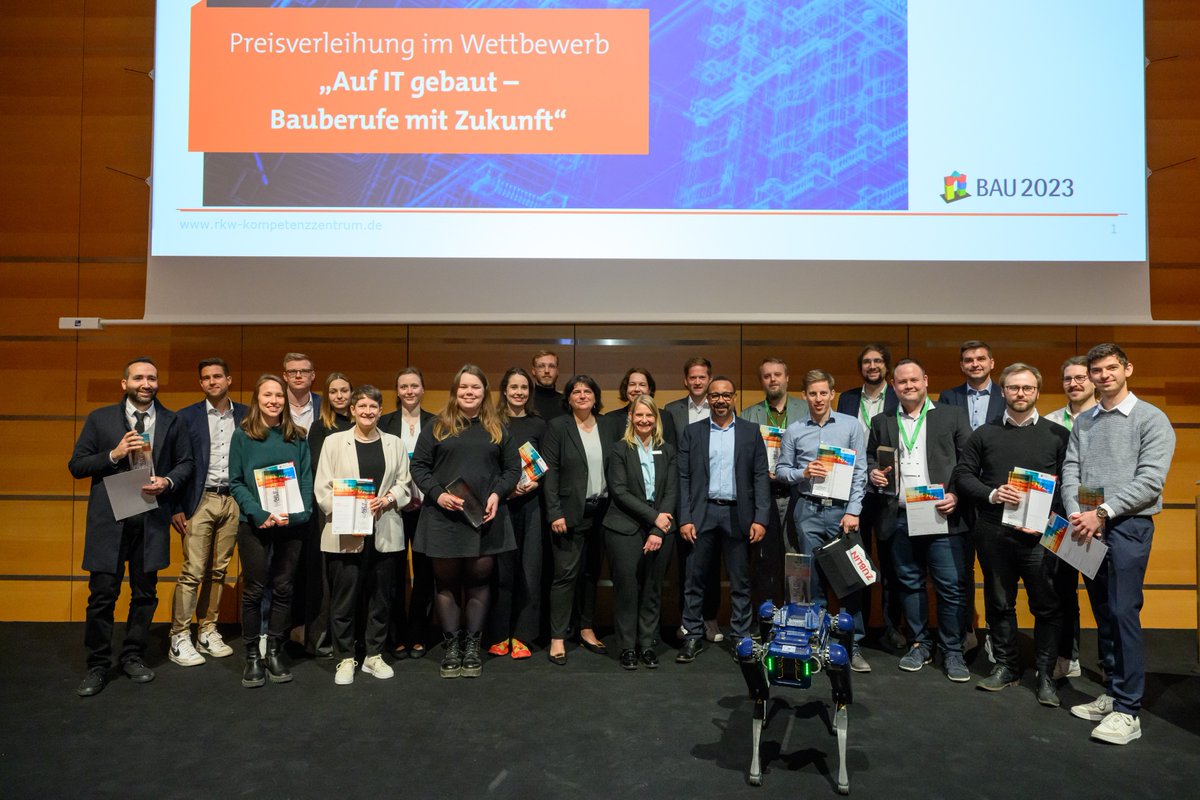 Auf der BAU 2023 in München wurden gestern die Preise im Wettbewerb "Auf IT gebaut-Bauberufe mit Zukunft" für die innovativsten digitalen Ideen und Projekte für die Baubranche  verliehen. Regierungsdirektorin Ulrike Blankenfeld u. Ingo Reifgerste, Schleiff, übergaben die Preise.
